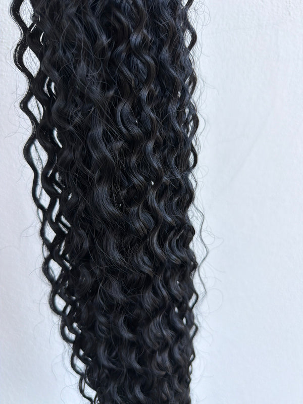 Coda di cavallo riccia nera